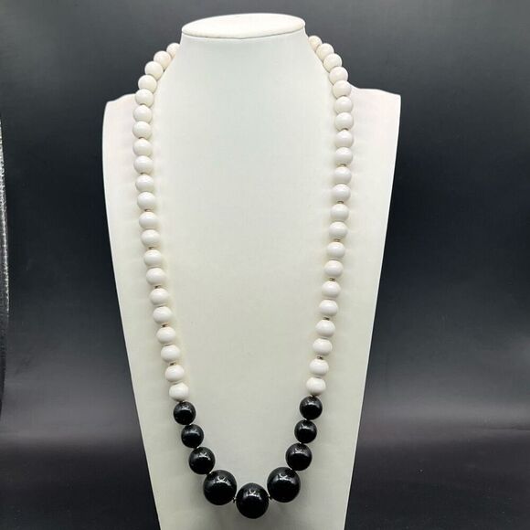 Vintage Classic Necklace Black And White Beads On Gold Tone Chain Classic Money - Picture 2 of 6